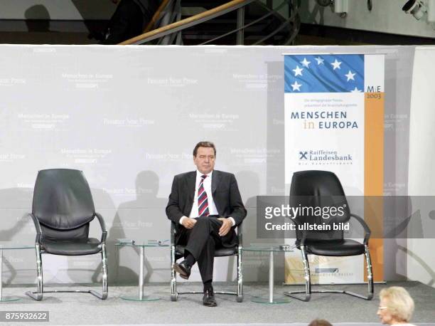 Politiker, SPD, D Bundeskanzler 1998- auf der Bühne im Druckzentrum der Verlagsgruppe Passau im Rahmen der Veranstaltungsreihe "Menschen in Europa"...