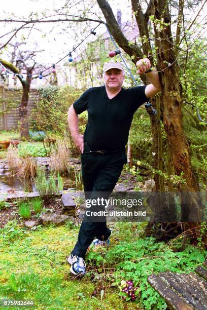 Der Fraktionsvorsitzende von Bündnis 90/Die Grünen Rezzo Schlauch steht in seinem Garten in Stuttgart.