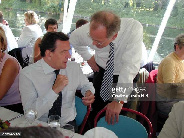 Politiker, SPD, D Bundesverteidigungsminister 1998- mit Bundeskanzler Gerhard Schröder in einem Boot auf der Spree