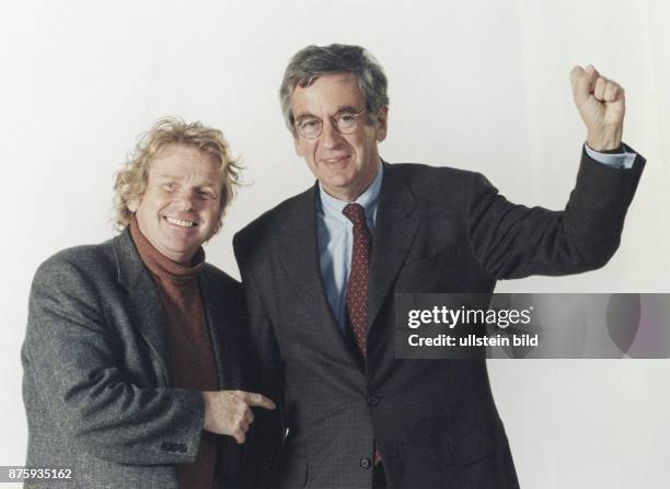 Daniel Cohn-Bendit, Bündnis 90/Die Grünen und der Kulturminister Michael Naumann während einer Fotosession im Studio. .