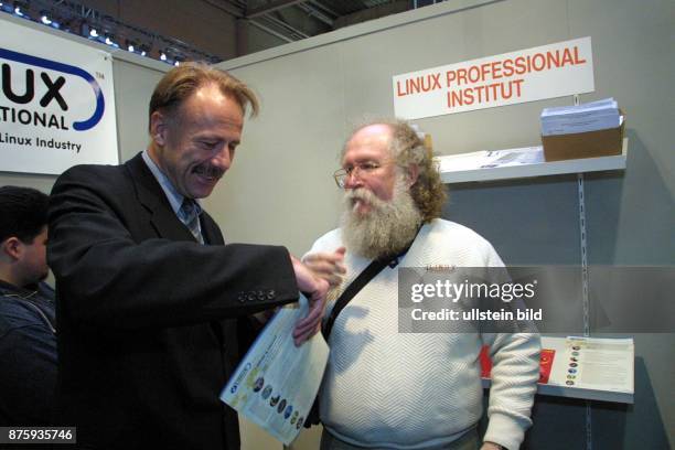 CeBit, Hannover, 23. März 2001: John ''Maddog'' Hall , Professor für Training und Co-Entwickler des LINUX-Betriebssystems, im Gespräch mit...