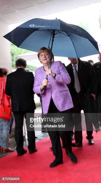 Sommerfest, CDU Mittelstandskreis mit Christian von Stetten, Sommerfest, mit Bundeskanzlerin Angela Merkel mit Regenschirm