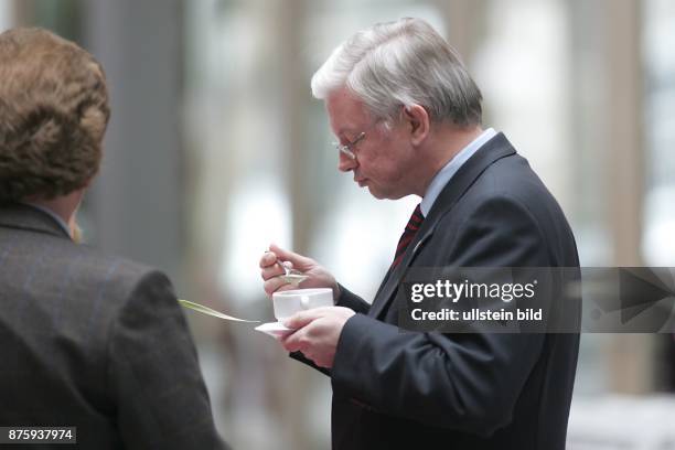 Roland Koch, Ministerpräsident Hessen, CDU, D - löffelt aus der Kaffeetasse während der Sonderkonferenz der Ministerpraesidenten zur...