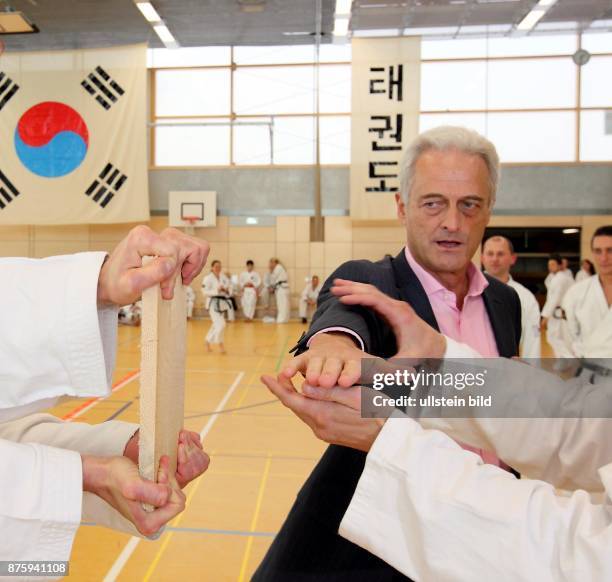 Bayern, Traunreut, Bundesweites Taekwon-do Turnier mit dem Schirmherrn Bundesverkehrsminister Peter Ramsauer CSU, der nach einer Einweisung in...