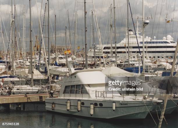 Baleareninsel Mallorca: Die Masten unzähliger Segelyachten ragen im Yachthafen von Palma de Mallorca in den Himmel; im Hintergund ist das...