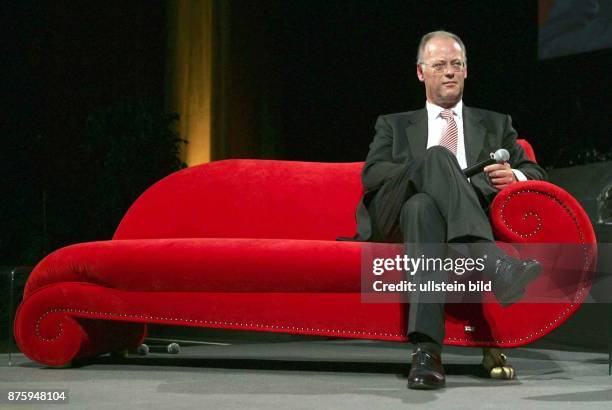 Rudolf Scharping, Politiker, SPD - auf dem roten Sofa während der Feier zum 10-jährigen Dienstjubiläum von Ministerpräsident Rheinland-Pfalz, K. Beck