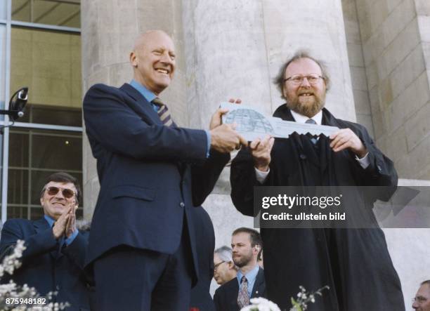 Der britische Architekt Sir Norman Foster überreicht dem Bundestagspräsidenten Wolfgang Thierse den symbolischen Schlüssel anlässlich der Eröffnung...