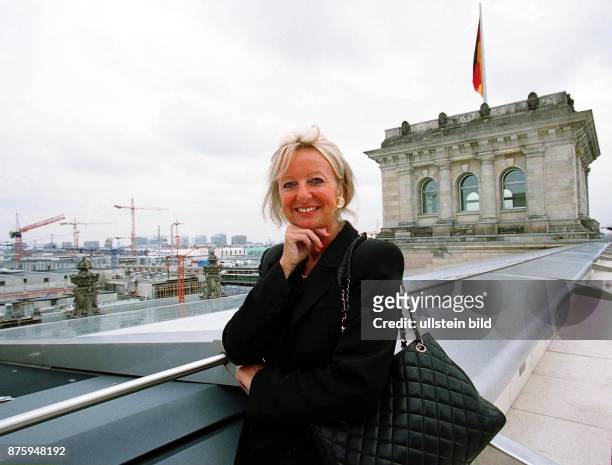 Die deutsche SPD-Politikerin Dr. Elke Leonhard auf dem Dach des Reichtags in Berlin. Sie hat das Kinn auf ihre Hand gestützt, eine große schwarze...