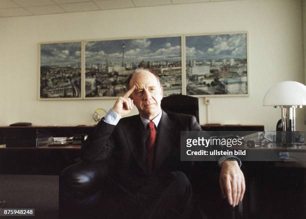 Der Bundesminister für Arbeit und Sozialordnung der Bundesrepublik Deutschland Walter Riester in seinem Büro in Berlin. Er sitzt auf einem...