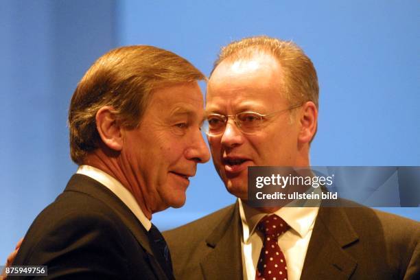 Bundesparteitag der SPD, Nürnberg, 22. November 2001: Wolfgang Clement, Ministerpräsident Nordrhein-Westfalen, und Bundesverteidigungsminister Rudolf...