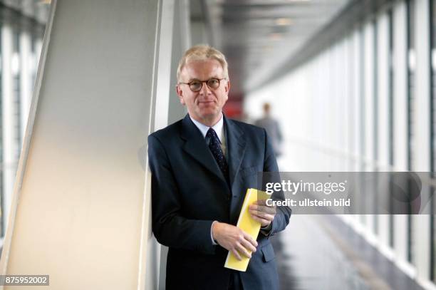 Jurist, Politiker, CDU; D Fraktionsvorsitzender der Europäischen Volkspartei und der Europäischen Demokraten im Europäischen Parlament im...