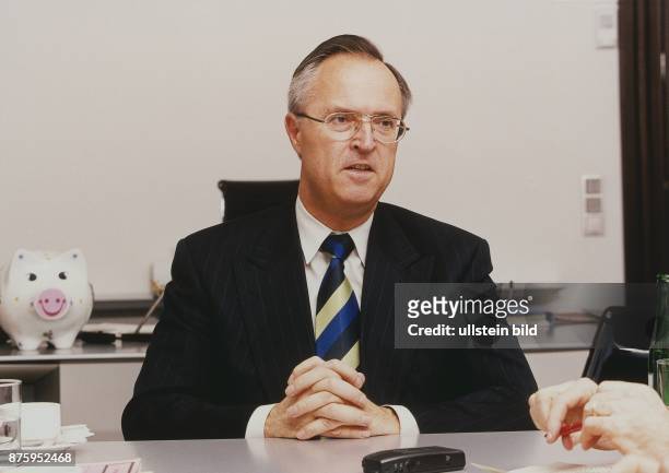 Der Politiker und Bundsfinanzminister Hans Eichel ( SPD bei einem Gespräch in seinem Büro in Berlin. Im Hintergrund ein Sparschwein. Aufgenommen...