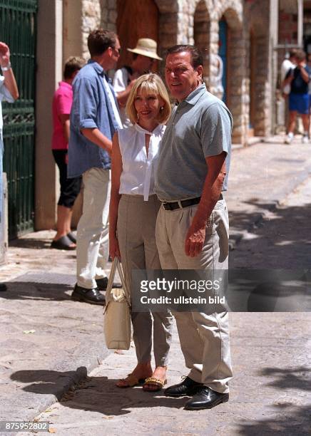 Bundeskanzler Gerhard Schröder und Ehefrau Doris Schröder-Köpf bummeln während ihres Urlaubs auf Mallorca durch die Straßen. .