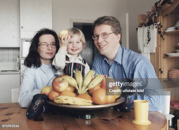 Der CDU-Politiker und Mitglied des Landtages Niedersachsen Christian Wulff mit seiner Ehefrau Christiane und seiner Tochter Annalena. Im Vordergrund...