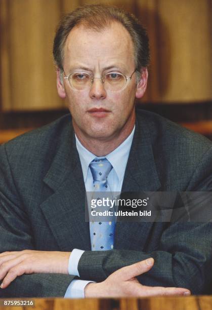 Der deutsche Politiker und Verteidigungsminister Rudolf Scharping bei einer Pressekonferenz zum Kosovo-Konflikt. .