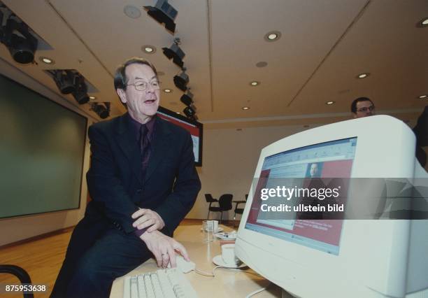 Franz Müntefering, designierter Generalsekretär der SPD, stellt sich den Fragen der Bürger/innen bei einem Internet-Chat. Er sitzt auf einem Tisch...