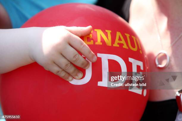 Muenchen, Bayern, Wahlkampf, SPD Kleiner Parteitag Parteirat im Theaterzelt am Olympiapark, Kind hält einen Luftballon mit der Aufschrift Genau Ude.