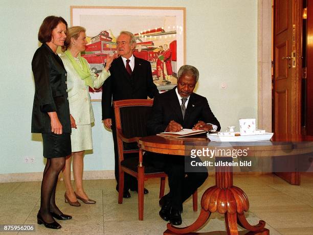 Generalsekretär Kofi Annan trägt sich bei seinem Besuch am 3.7.2000 in der Bundesrepublik Deutschland in das Gästebuch der Stadt Berlin ein. Er sitzt...