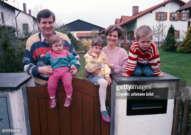 Horst Seehofer, Bundesgesundheitsminister, CSU, D - mit Ehefrau Karin und den Kindern Ulrike, Andreas und Susanne in Bonn - 1993