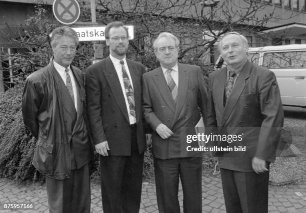 Engholm, Bjoern *- Politiker , D Ministerpraesident von Schleswig-Holstein 1988-1993 - mit SPD-Vorstandskollegen v.l.: B.E., Rudolf Scharping,...