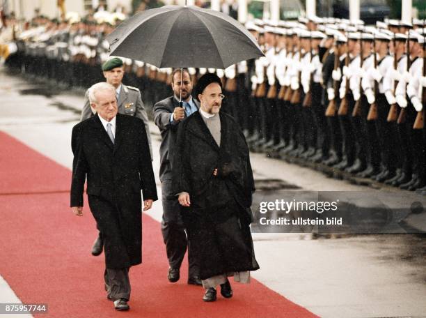 Bundespräsident Johannes Rau empfängt den iranischen Präsidenten Mohammed Khatami mit militärischen Ehren bei seinem Staatsbesuch in Berlin. Sie...