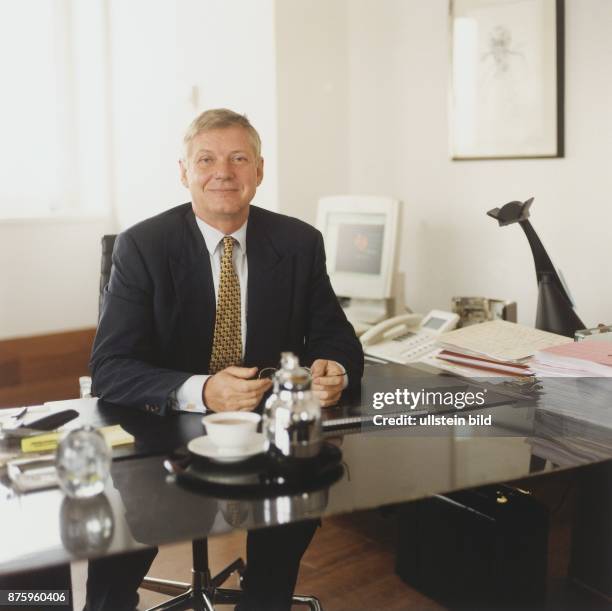 Der Generalsekretär des Deutschen Handwerks Hanns-Eberhard Schleyer sitzt in einem Büro am Schreibtisch und hält seine Brille in den Händen. Vor ihm...