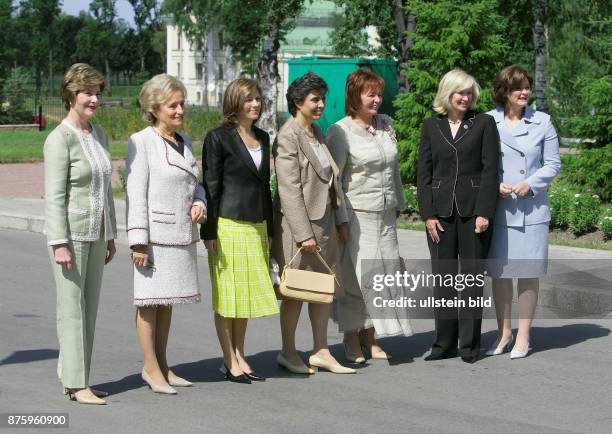 Russland, St. Petersburg: G 8 Gipfel - Damenprogramm auf der Insel Strelna, Gruppenfoto: v.l.: Laura Bush, Bernadette Chirac, Margarida Sousa Uva ,...
