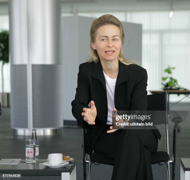 Ursula von der Leyen, Bundesministerin fuer Familie, CDU, D - bei einem Vortrag bei der BMW Hauptniederlassung München