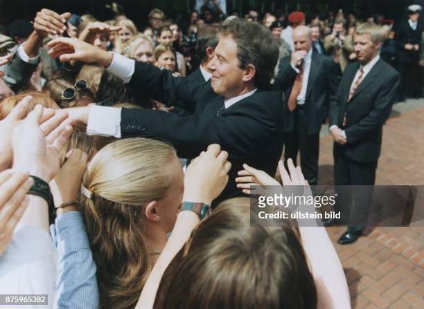 Bei seinem Antrittsbesuch in Bonn am 6.7.97 schüttelt der englische Premierminister Tony Blair die Hände einiger Anhänger vor dem Bundeskanzleramt. .