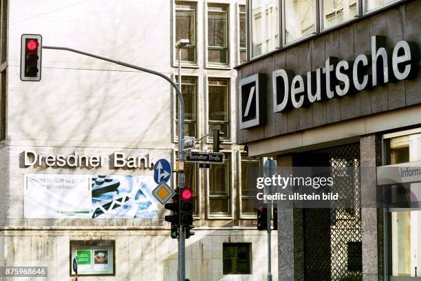 In der Benrather Straße in Düsseldorf stehen sich die Filialen der Dresdner und der Deutschen Bank direkt an einer Kreuzung gegenüber. An der...