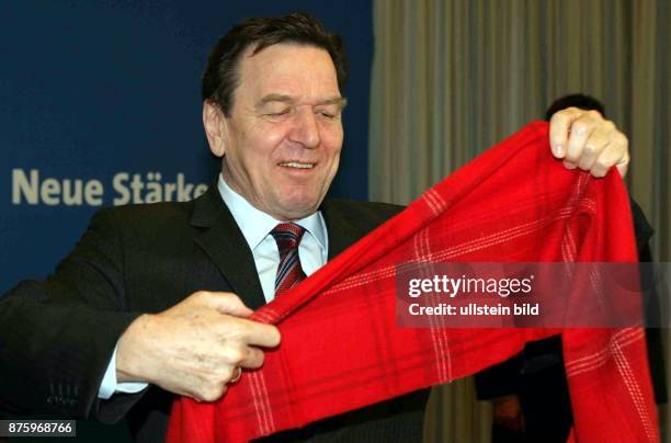 Gerhard Schröder, Bundeskanzler, SPD, D - mit einem neuen roten Schal auf der Klausurtagung der SPD in Weimar