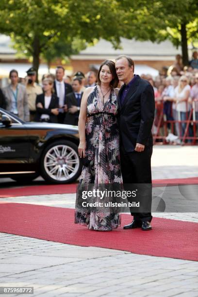 Edgar Selge mit Ehefrau Franziska Walser auf dem Roten Teppich in Bayreuth, Bayern, Bayreuther Wagner Festspiele