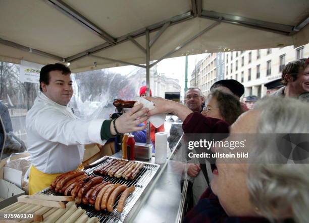 Wiedereröffnung der Wurstbude an der Einmündung der Ebertstrasse in den Pariser Platz, nachdem der Senat für Stadtentwicklung wieder eine Genehmigung...