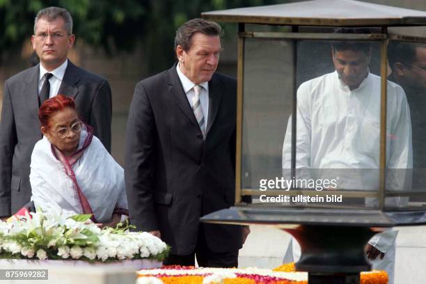 Bundeskanzler Gerhard Schroeder, SPD - Staatsbesuch in Indien, an der Einaescherungsstelle von Mathma Gandhi in New Delhi