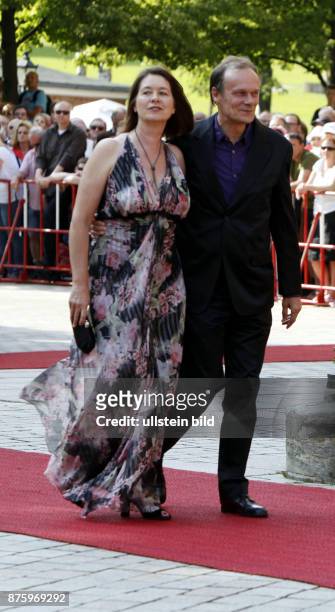Edgar Selge mit Ehefrau Franziska Walser auf dem Roten Teppich in Bayreuth, Bayern, Bayreuther Wagner Festspiele
