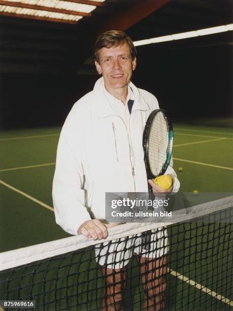 Georg Freiherr von Waldenfels, Bezirksvorsitzender der CSU Oberfranken und Vorstandsmitglied der Viag AG, im Tennisdreß. Er steht in einer...