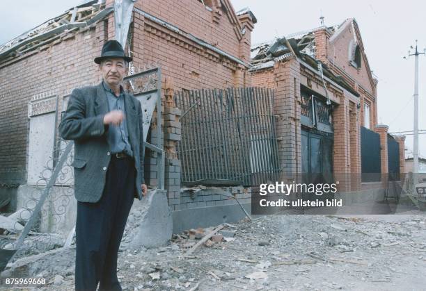 Ein tschetschenischer Bauer vor einem zerbombten Haus im Dorf Dargo. .