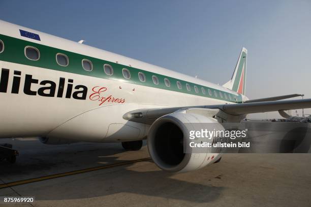 Mailand Milano Milan: Flugzeug der italenischen Fluggesellschaft Allitalia auf dem Flugfeld des Mailänder Flughafen Malpensa