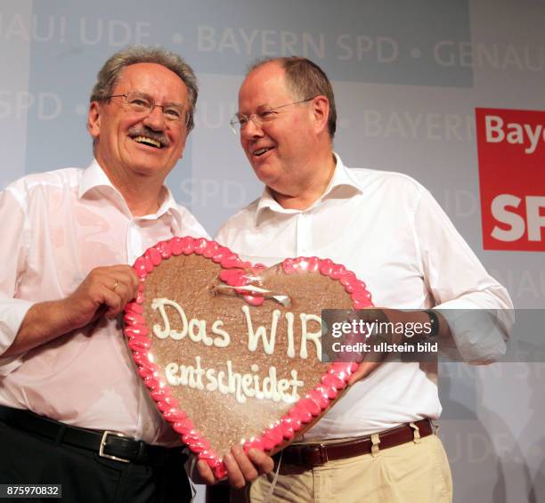 Kanzlerkandidat Peer Steinbrueck und Christian Ude präsentieren ein Lebkuchenherz mit dem Wahlkampfslogan Das Wir entscheidet, Parteirat im...