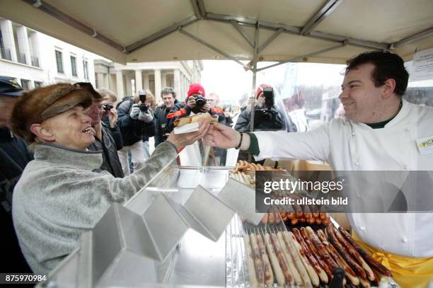 Wiedereröffnung der Wurstbude an der Einmündung der Ebertstrasse in den Pariser Platz, nachdem der Senat für Stadtentwicklung wieder eine Genehmigung...