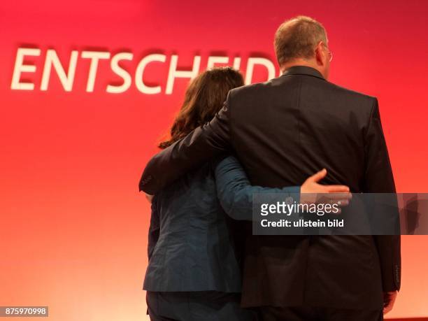 Berlin, Das Wir entscheidet: SPD Parteikonvent im Tempodrom, mit Peer Steinbrueck und Generalsekretaerin Andrea Nahles Arm in Arm