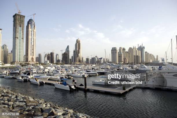 Dubai: Jachthafen, im Hintergrund neu entstehende Hochhaeuser.