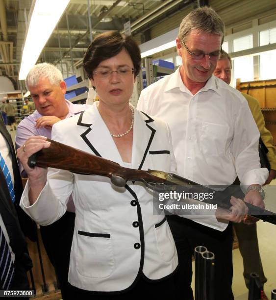 Ministerpraesidentin Christine Lieberknecht besucht die Merkel Jagd- und Sportwaffen GmbH in Suhl, im Gespräch mit Mitarbeitern, Merkel mit einer...