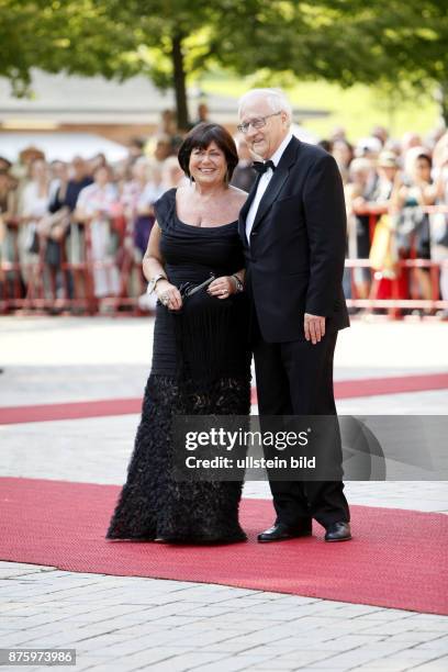 Rainer Bruederle und Ehefrau Angelika auf dem Roten Teppich in Bayreuth, Bayreuther Wagner Festspiele