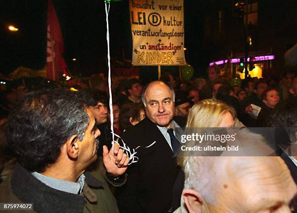 Demonstration für Toleranz und Menschlichkeit gegen Rassismus und Antisemitismus am 9.11.2000 in Berlin: Der Fraktionsvorsitzende von Bündnis 90/Die...