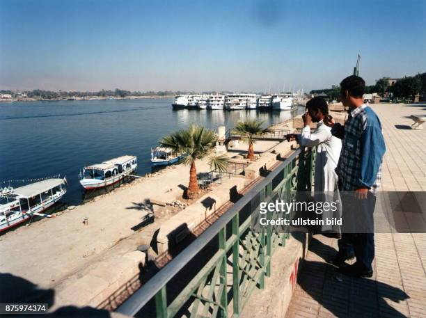 Leere Kreuzfahrtschiffe auf dem Nil bei Luxor / Ägypten nach dem Attentat auf eine Gruppe von Touristen in Luxor im November 1997; im Vordergrund...