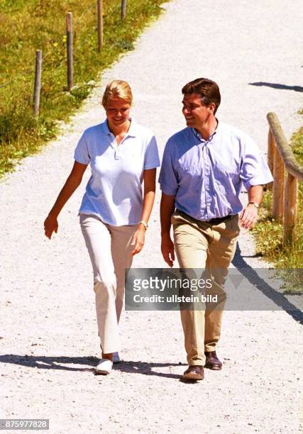 Dr. Frank Steffel, Fraktionsvorsitzender der CDU Berlin, und seine Ehefrau Katja wandern während ihres Urlaubs in der Nähe vom Tegernsee. .
