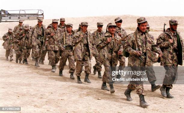 Afghanistan, Afghanistankonflikt, Hauptquartier Nordallianz an der Grenze zu Tadschikistan: Kämpfer der Nordallianz auf dem Weg zu einer...