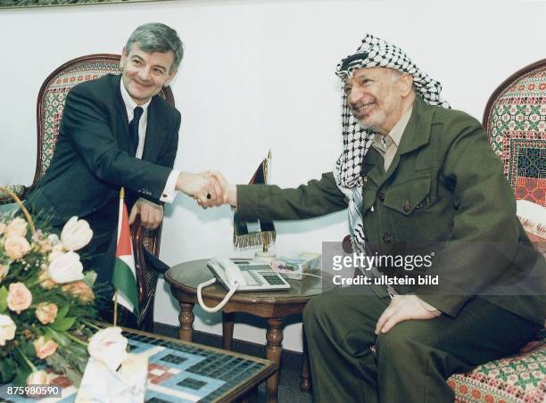 Bundesaußenminister Joschka Fischer trifft in Syrien den Palästinenserführer Yassir Arafat. Aufgenommen Februar 1999.