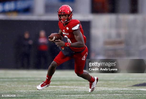 Lamar Jackson of the Louisville Cardinals runs with the ball against the Syracuse Orange during the game at Papa John's Cardinal Stadium on November...